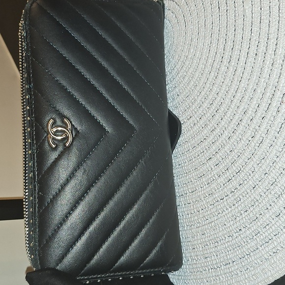 Chanel Black Chevron Lambskin Wallet with Logo - Picture 10 of 12